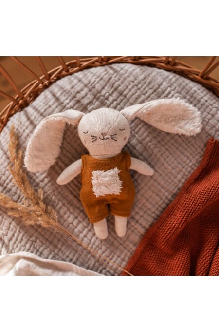 Ava & Yves - Babyrassel Hase mit Anzug rost