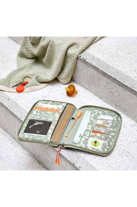 Lässig - Mutterpasshülle - light khaki leo