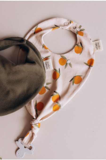 Woolyorganic - Dreieckstuch mit Schnullerhalter - Orangen Print